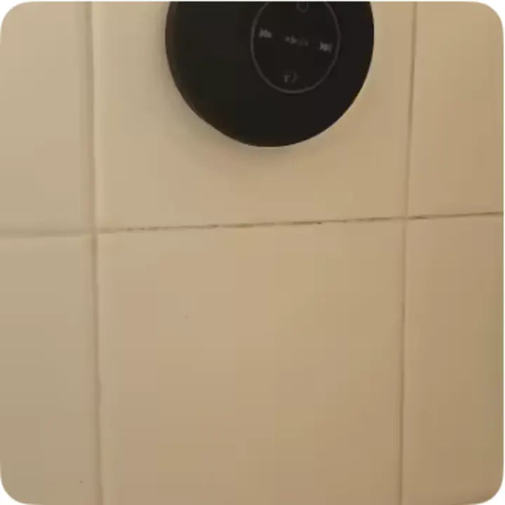 Enceinte du même modèle installée sur le carrelage d’une douche